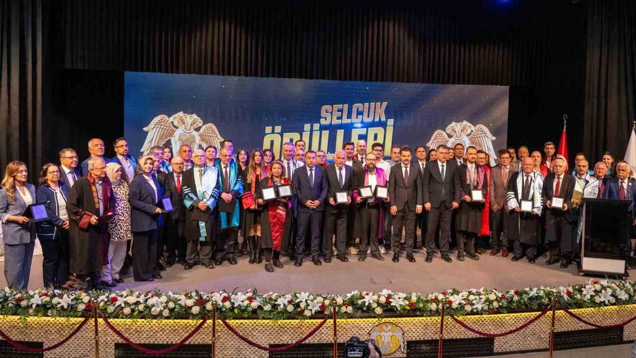 SELÇUK ÜNİVERSİTESİ (SÜ) TARAFINDAN DÜZENLENEN "SELÇUK ÜNİVERSİTESİ ÖDÜLLERİ TÖRENİ"NDE AKADEMİK...