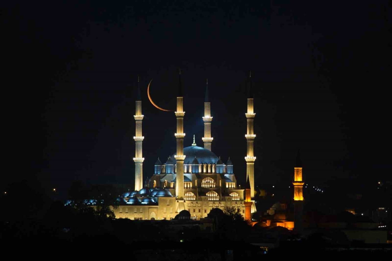 SELİMİYE’DE HİLALİ SABAH OBJEKTİFLERE YANSIDI