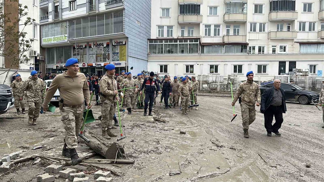 SELİN VURDUĞU İLÇEDE TEMİZLİK ÇALIŞMALARI SÜRÜYOR. KOLLUK KUVVETLERİNİN DE DESTEK VERDİĞİ...