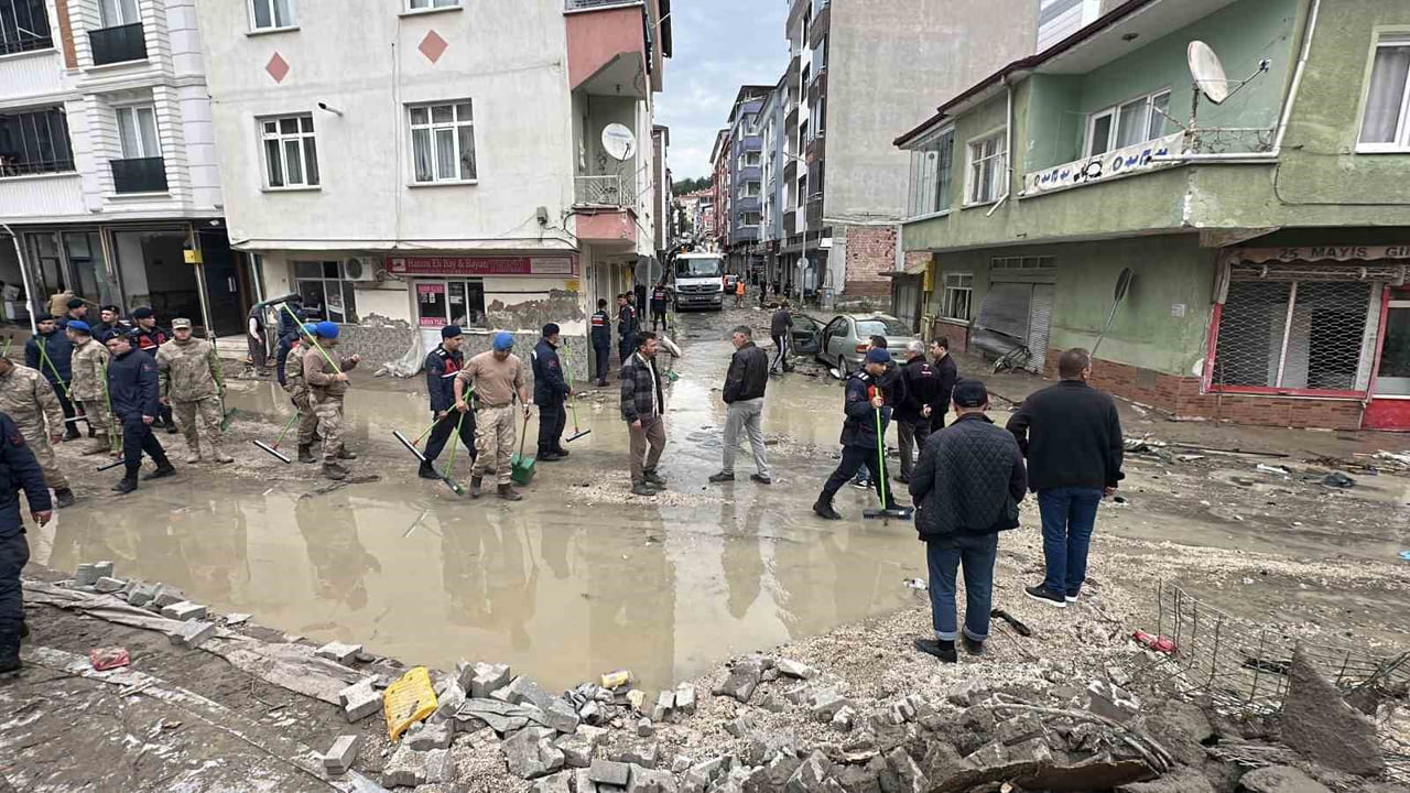 SELİN VURDUĞU İLÇEDE TEMİZLİK ÇALIŞMALARI SÜRÜYOR. KOLLUK KUVVETLERİNİN DE DESTEK VERDİĞİ...