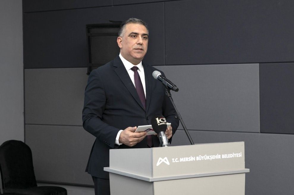 SEMPOZYUMDA KONUŞAN MERSİN BÜYÜKŞEHİR BELEDİYESİ GENEL SEKRETER YARDIMCISI SERDAL GÖKAYAZ...