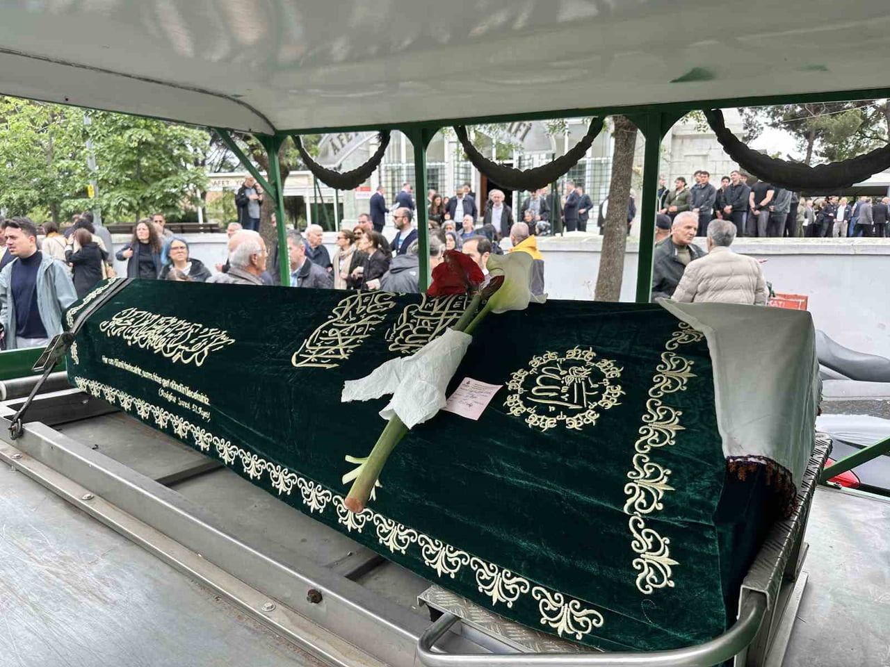 ŞENES ERZİK'İN VEFAT EDEN EŞİ DİLEK ERZİK (83), SON YOLCULUĞUNA UĞURLANDI.