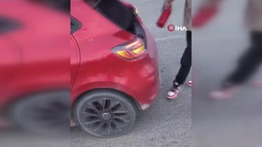 Seyir halindeki otomobil yandı, vatandaşlar yangın tüpleriyle yardıma koştu