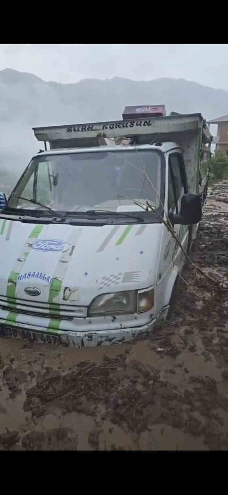 ŞİDDETLİ YAĞIŞLAR SONRASINDA BİRLİK KÖYÜ KARAMAHMUTLAR MEVKİİNDE SEL SULARI BÜYÜK HASARA YOL AÇTI....