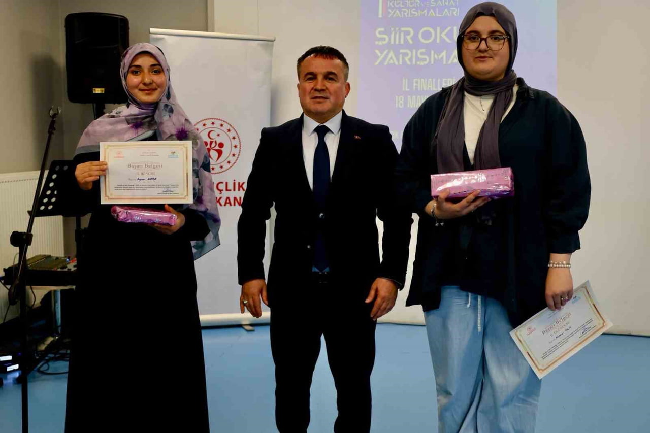 ŞİİR OKUMA YARIŞMASI’NDA DERECEYE GİREN GENÇLERE ÖDÜL