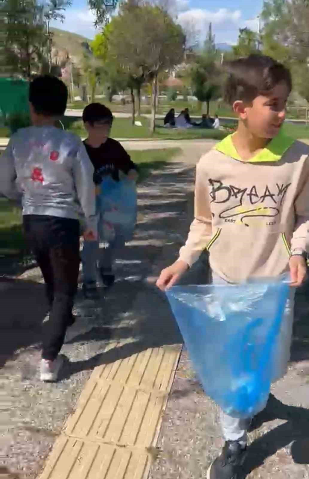 SİİRT'İN KURTALAN İLÇESİNDE BELEDİYE İŞÇİLERİ İLE KURTALAN EKSPRES SPOR VE İZCİ KULÜBÜ ÖĞRENCİLERİ...