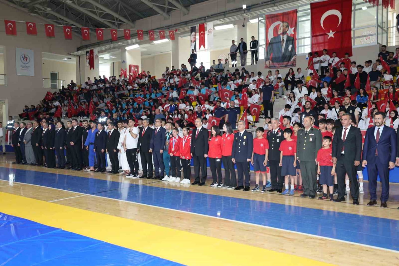 SİİRT'TE 19 MAYIS ATATÜRK'Ü ANMA, GENÇLİK VE SPOR BAYRAMI KUTLANDI.