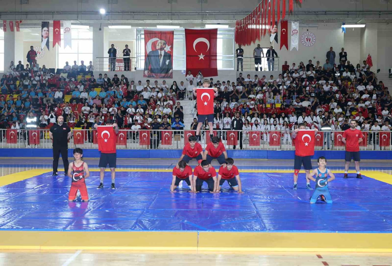 SİİRT'TE 19 MAYIS ATATÜRK'Ü ANMA, GENÇLİK VE SPOR BAYRAMI KUTLANDI.