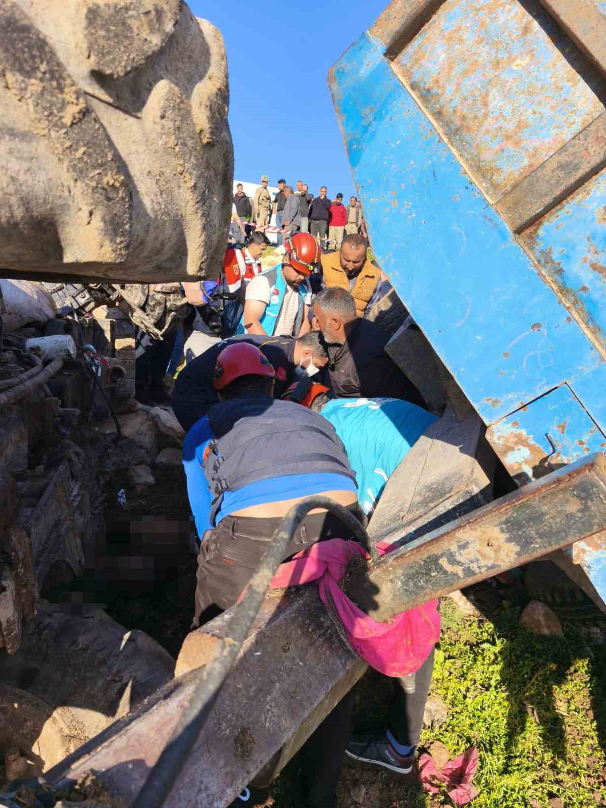 SİİRT'TE DEVRİLEN TRAKTÖRÜN ALTINDA KALAN 2 KİŞİ HAYATINI KAYBETTİ, 1 KİŞİ YARALANDI.