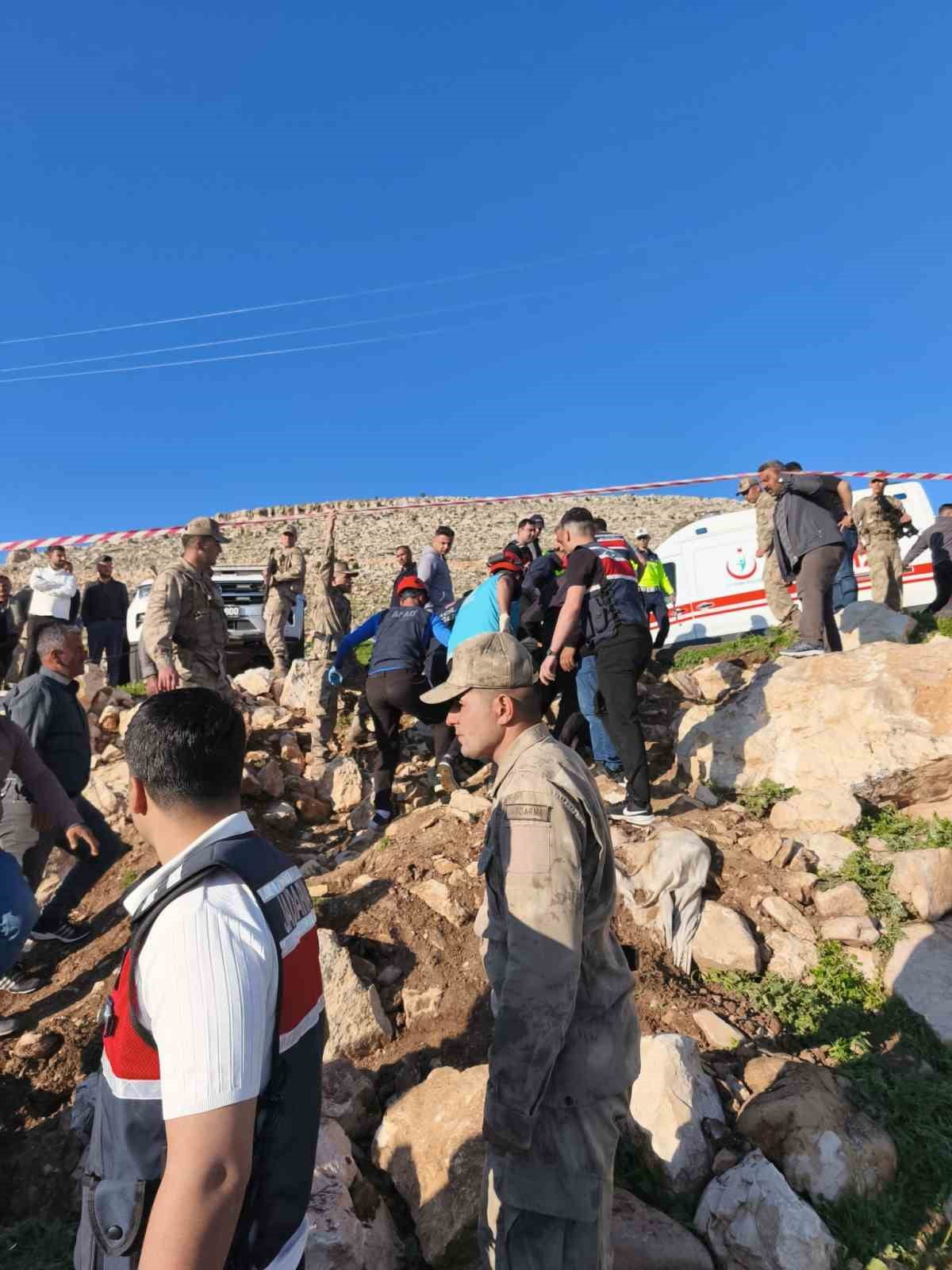 SİİRT'TE DEVRİLEN TRAKTÖRÜN ALTINDA KALAN 2 KİŞİ HAYATINI KAYBETTİ, 1 KİŞİ YARALANDI.