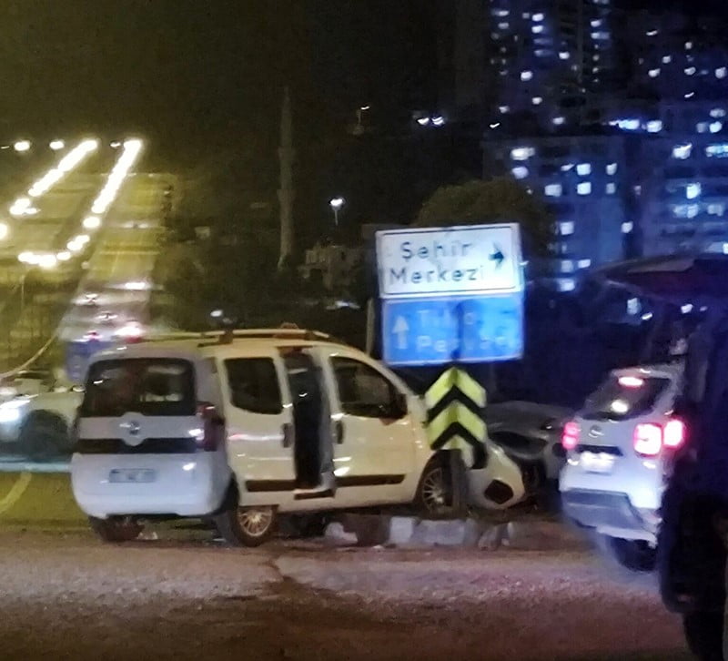 SİİRT'TE İKİ ARACIN ÇARPIŞMASI SONUCU 2 KİŞİ YARALANDI.