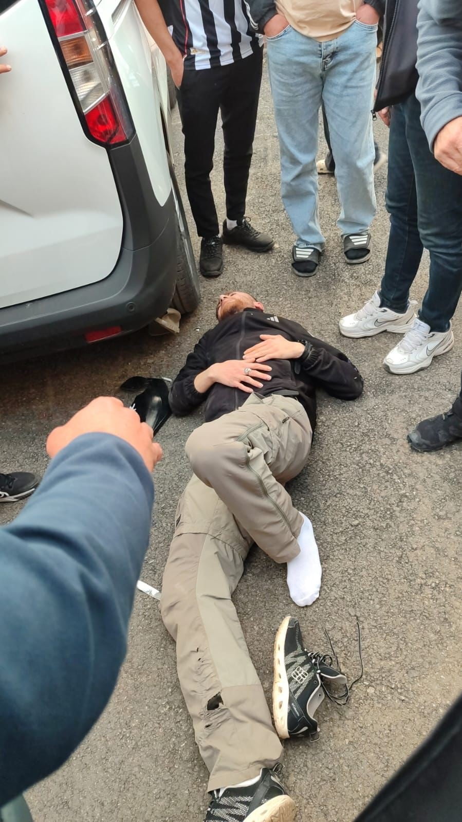 SİİRT'TE MEYDANA GELEN KAZADA TRANSİT ARAÇLA ÇARPIŞAN MOTOSİKLET SÜRÜCÜSÜ YARALANDI.