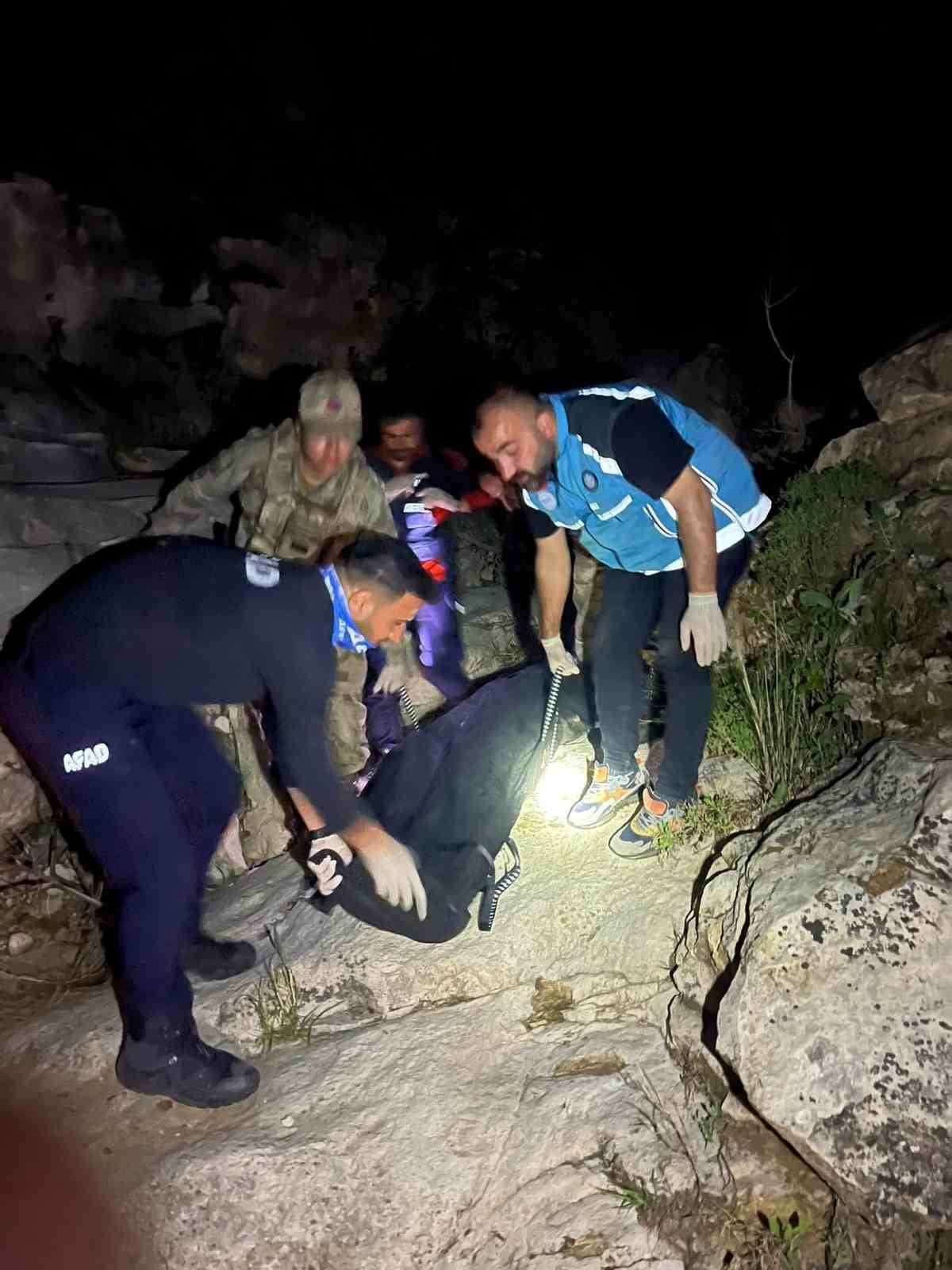 SİİRT'TE MİLLİ PARKLAR TAHTI MENDİK MEVKİİNDE KAYALIKLARDAN DÜŞEN ŞAHIS HAYATINI...
