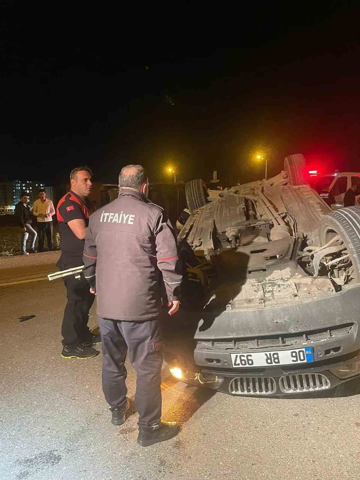 SİİRT'TE OTOMOBİL İLE AMBULANSIN ÇARPIŞMASI SONUCU MEYDANA GELEN TRAFİK KAZASINDA 3'Ü SAĞLIK...
