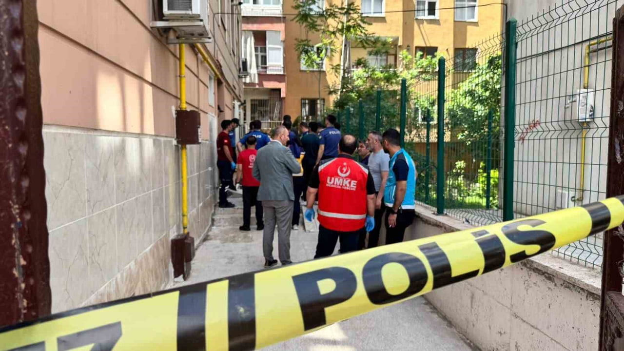 SİİRT'TE PENCEREYİ TEMİZLEMEK İSTERKEN 5'İNCİ KATTAN SERT ZEMİNE ÇAKILAN 43 YAŞINDAKİ KADIN...