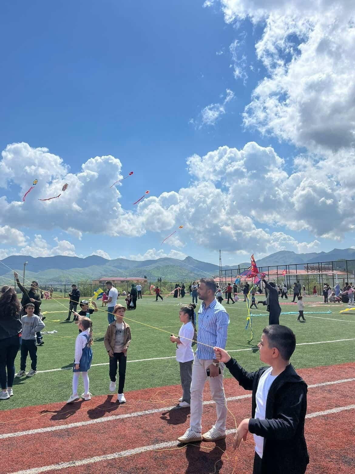 SİİRT’TE ÖĞRENCİLER UÇURTMA ŞENLİĞİNDE GÖKYÜZÜNÜ RENKLENDİRDİ