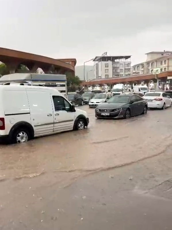 SİİRT’TE SAĞANAK YAĞIŞ SELE NEDEN OLDU, İŞ YERLERİ VE SERALAR ZARAR GÖRDÜ