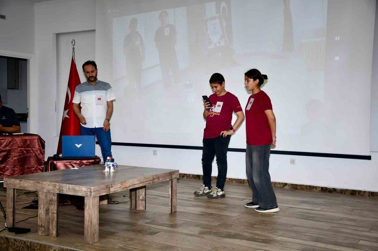 SİLİFKE’DE "ORTAOKULLAR ARASI OTTO ROBOT DANS ŞENLİĞİ" DÜZENLENDİ