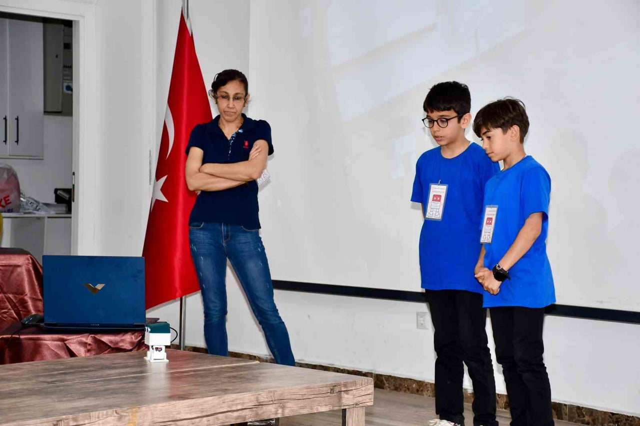 SİLİFKE’DE "ORTAOKULLAR ARASI OTTO ROBOT DANS ŞENLİĞİ" DÜZENLENDİ