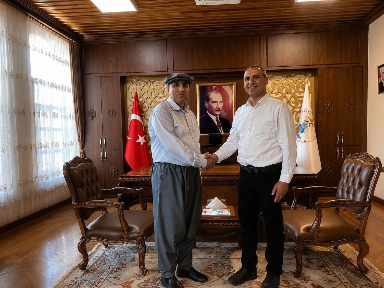 SİLİFKE KAYMAKAMI ASLANER ŞALVAR GİYDİ KASKET TAKTI ÇİFTÇİLER GÜNÜNÜ KUTLADI