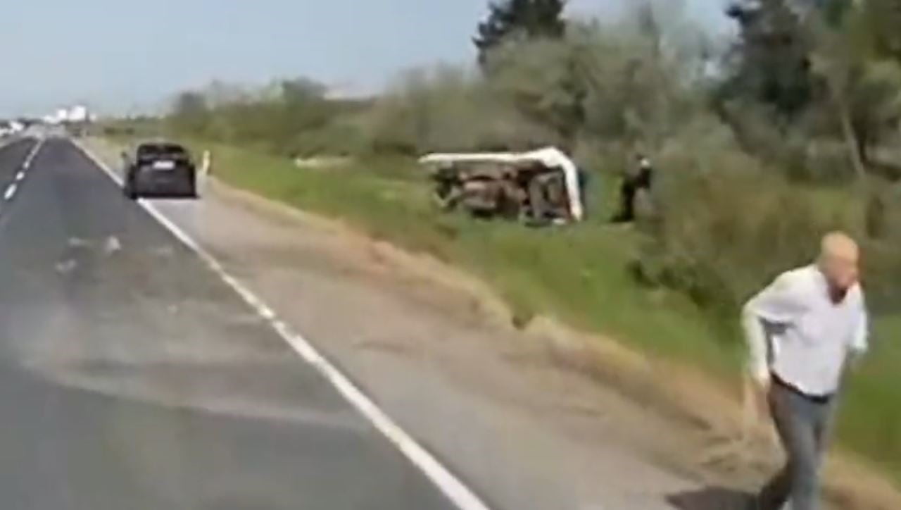 SİLİVRİ CEZAEVİ SAPAĞI YAKINLARINDA KONTROLDEN ÇIKAN TİCARİ KAMYONET, YOL KENARINDAKİ OTLUK ALANA...