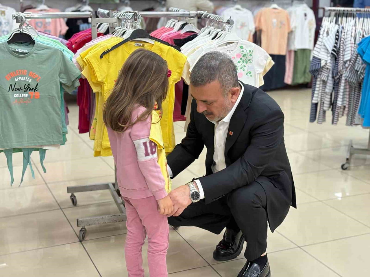 SİNCAN BELEDİYE BAŞKANI MURAT ERCAN YARIM ELMA HAYIR ÇARŞISI’NDA ÇOCUKLARIN BAYRAM HEYECANINA...