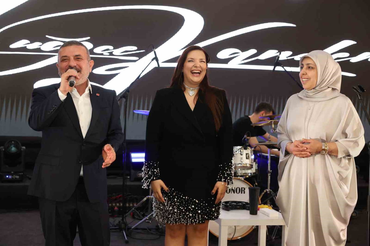 SİNCAN BELEDİYESİ, 10 MAYIS ANNELER GÜNÜ’NÜ ETKİNLİKLERLE KUTLADI. TÜRKÇE POP MÜZİĞİ SANATÇISI...