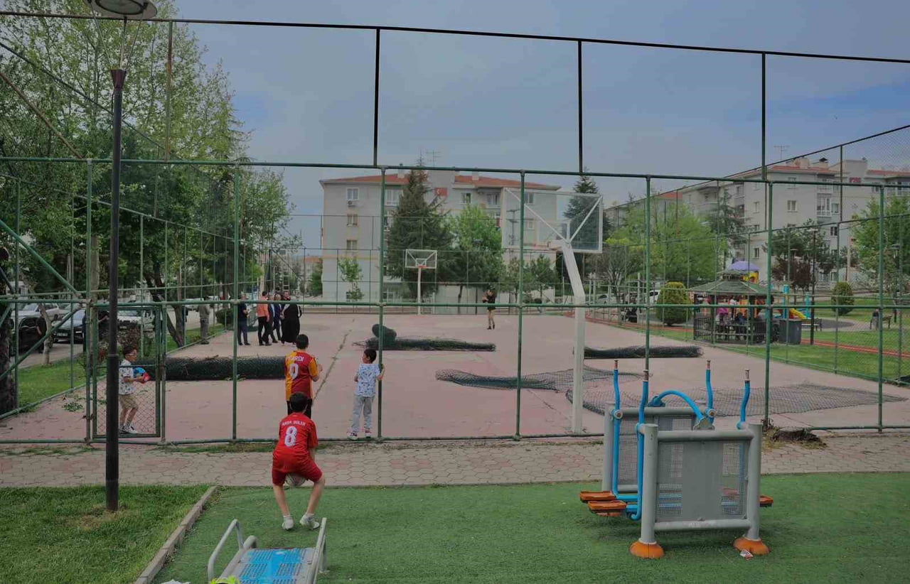 SİNCAN BELEDİYESİ İLÇEDE BULUNAN 393 PARKTA KAPSAMLI BİR YENİLEME SEFERBERLİĞİ BAŞLATTI. OYUN...