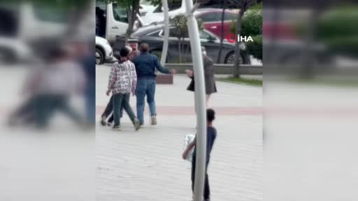 Sincan Kent Meydanı'nda dedelerin kavgası kamerada