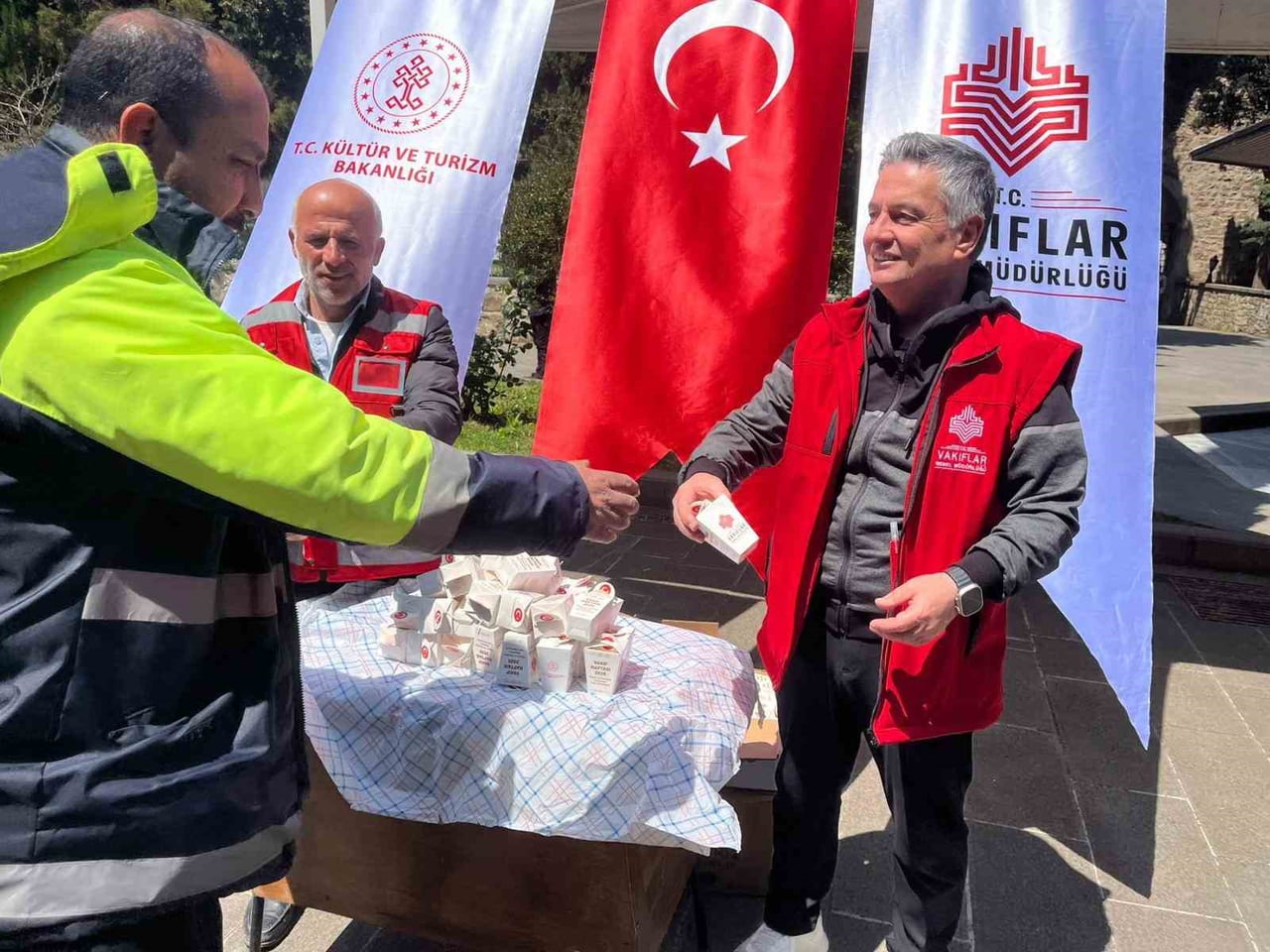 SİNOP'TA VAKIF HAFTASI DOLAYISIYLA DÜZENLENEN MEVLİTTE VATANDAŞLARA LOKUM İKRAMINDA BULUNULDU
