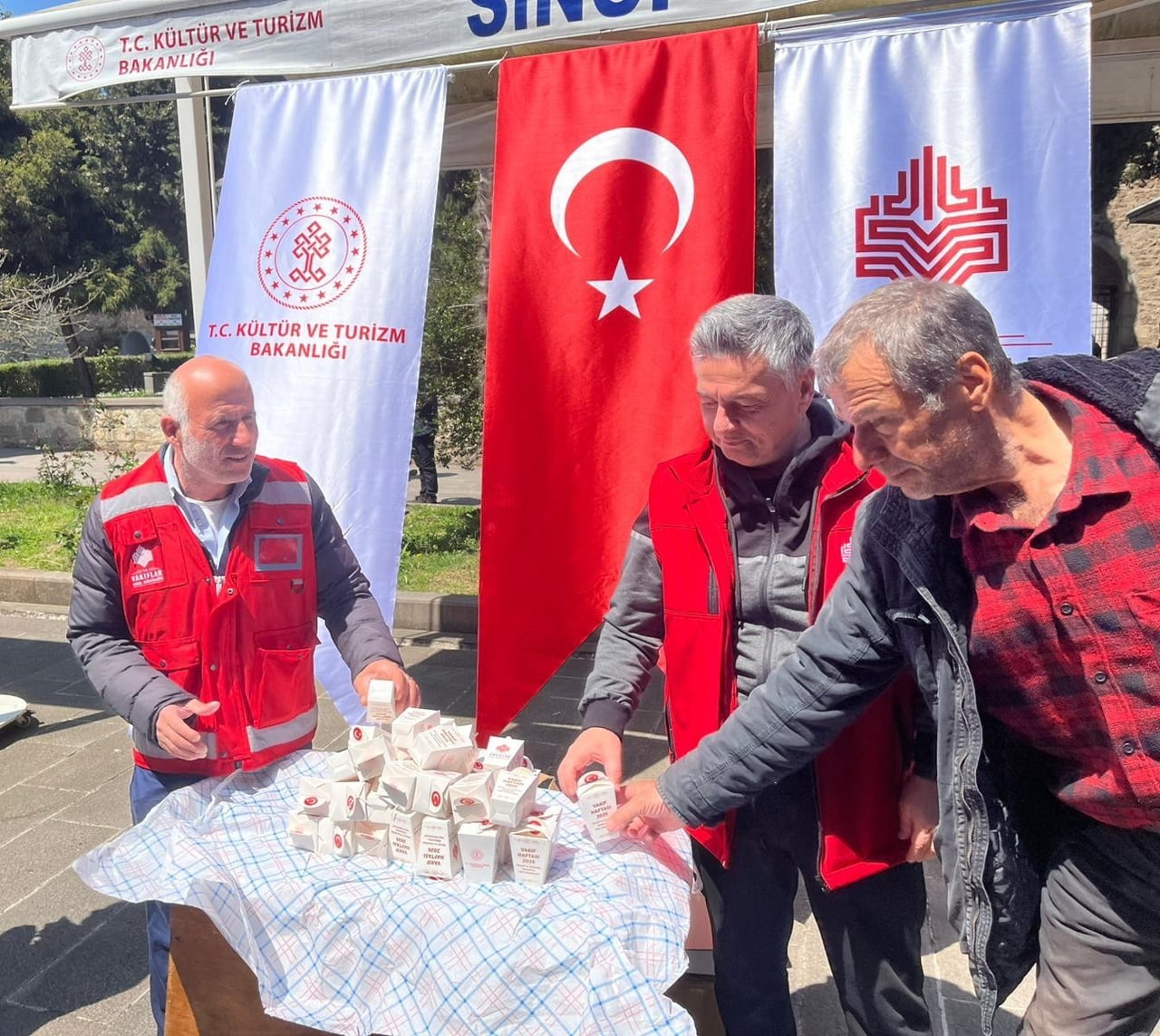 SİNOP'TA VAKIF HAFTASI DOLAYISIYLA DÜZENLENEN MEVLİTTE VATANDAŞLARA LOKUM İKRAMINDA BULUNULDU