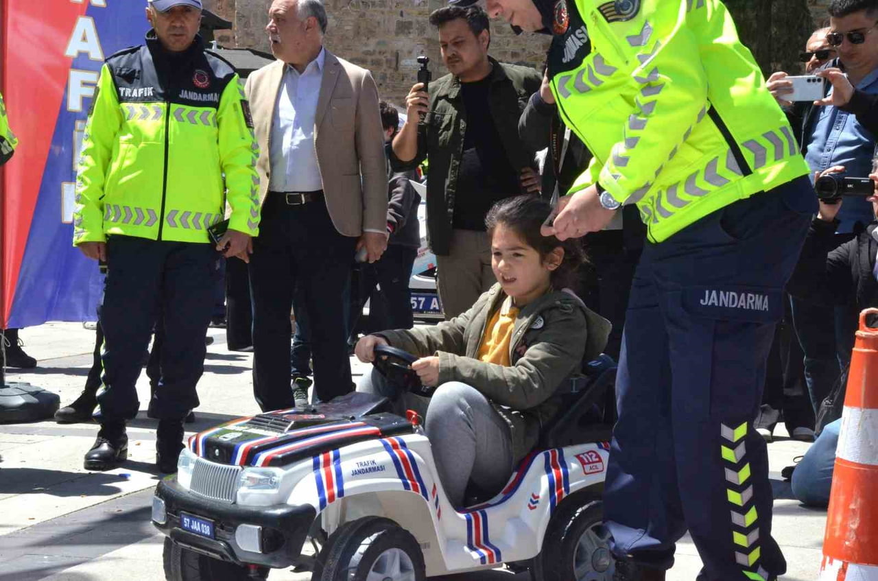 SİNOP’TA KARAYOLLARI TRAFİK HAFTASI KAPSAMINDA TRAFİK BİLİNCİNİ ARTIRMAK AMACIYLA YÜRÜYÜŞ VE...
