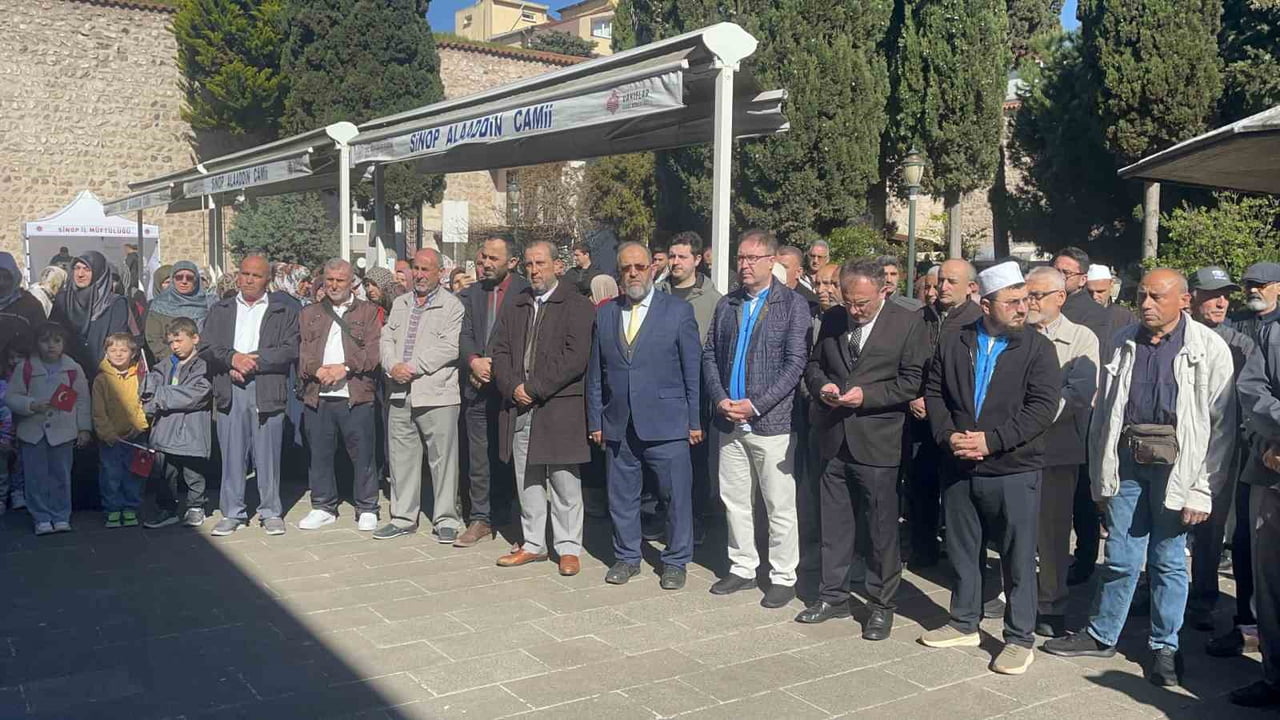 SİNOP’TA KUTSAL TOPRAKLARA GİDECEK OLAN HACI ADAYLARI, DÜZENLENEN TÖRENİN ARDINDAN DUALARLA...