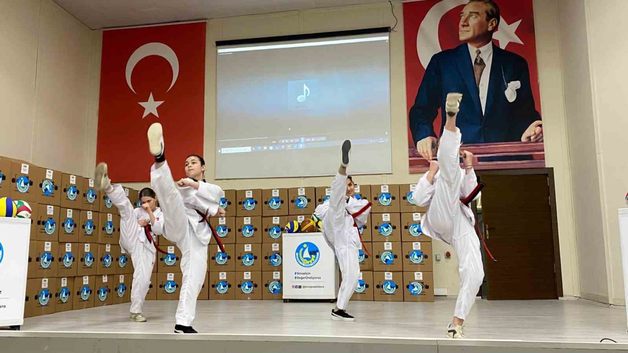 SİNOP’TA "OKUL SPORLARI DESTEK PROGRAMI" KAPSAMINDA MALZEME TESLİM TÖRENİ DÜZENLENDİ.