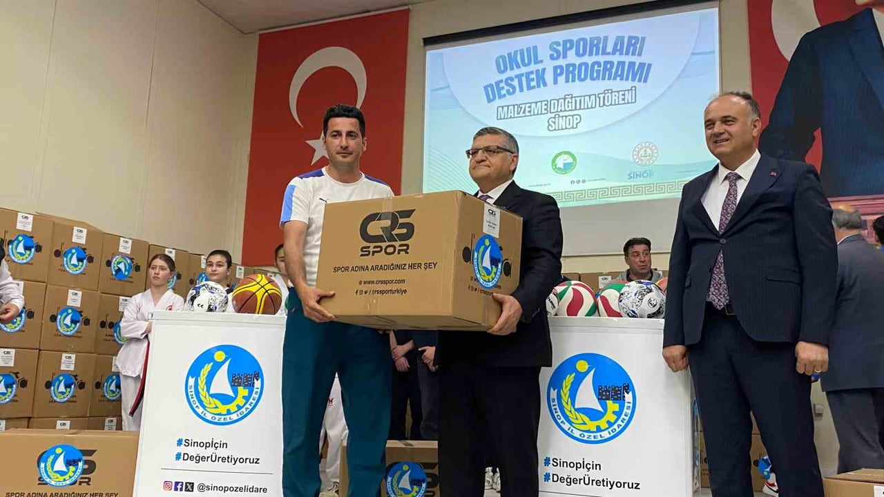 SİNOP’TA "OKUL SPORLARI DESTEK PROGRAMI" KAPSAMINDA MALZEME TESLİM TÖRENİ DÜZENLENDİ.