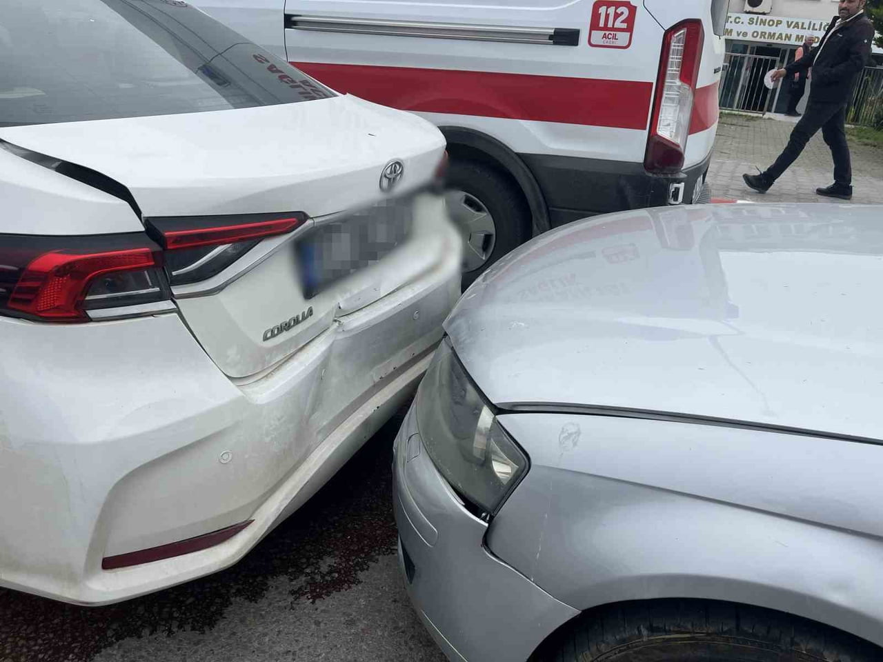 SİNOP’TA ÜÇ OTOMOBİLİN KARIŞTIĞI ZİNCİRLEME TRAFİK KAZASINDA 5 YAŞINDAKİ BİR ÇOCUK HAFİF ŞEKİLDE...