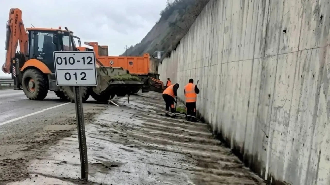 SİNOP’TA YAZ MEVSİMİ ÖNCESİNDE ULAŞIM GÜVENLİĞİNİN ARTIRILMASI AMACIYLA BAŞLATILAN HENDEK VE...