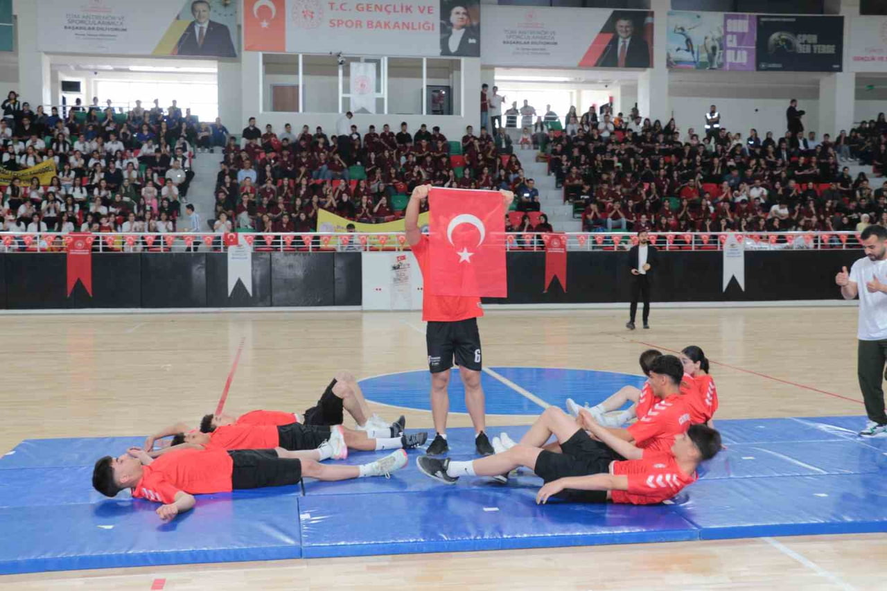 ŞIRNAK'IN CİZRE İLÇESİNDE 19 MAYIS ATATÜRK'Ü ANMA GENÇLİK VE SPOR BAYRAMI'NIN 107. YILDÖNÜMÜ...