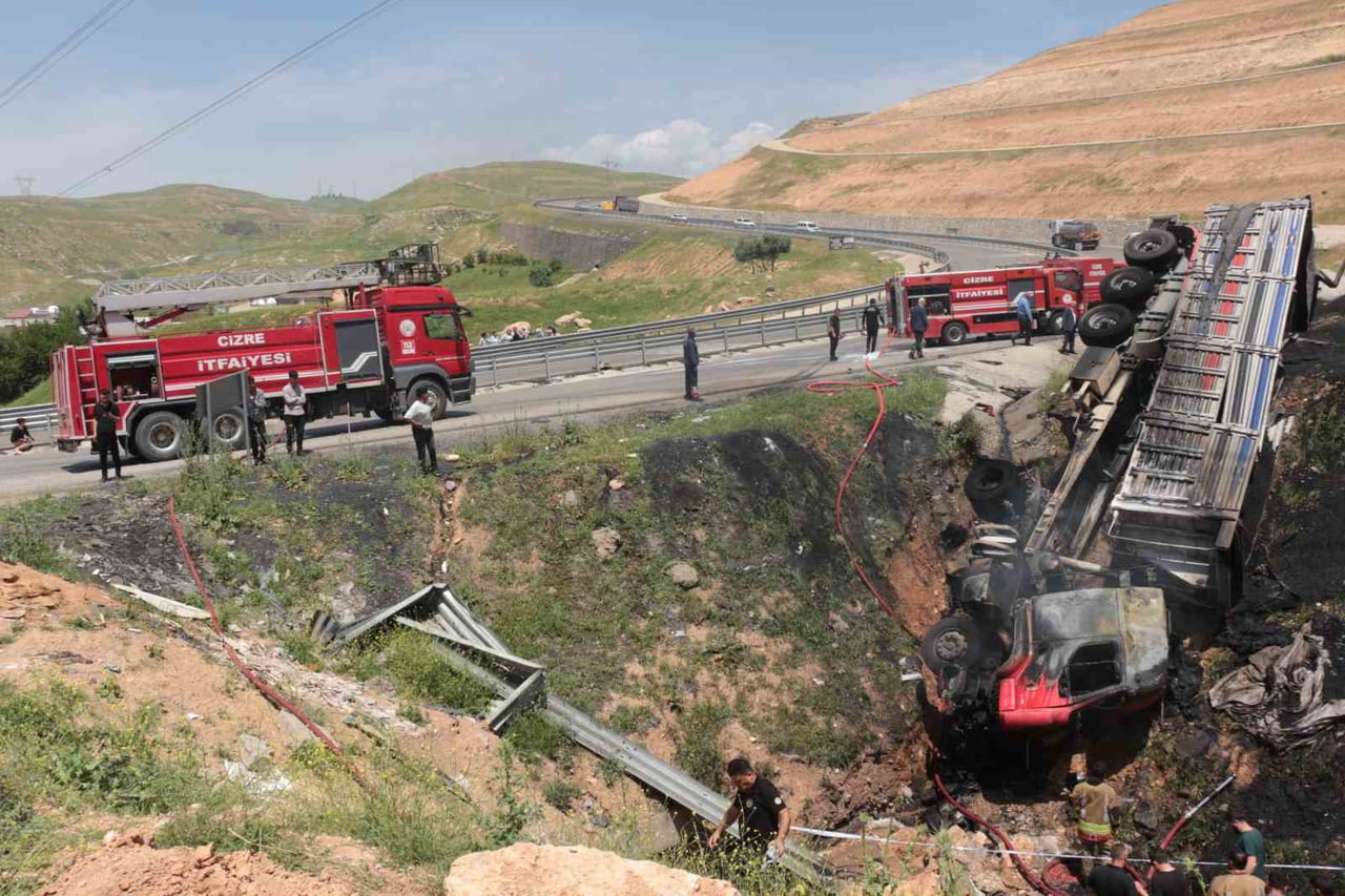 ŞIRNAK'IN CİZRE İLÇESİNDE DEVRİLEN TIRDA SIKIŞAN SÜRÜCÜ, YANARAK HAYATINI KAYBETTİ.