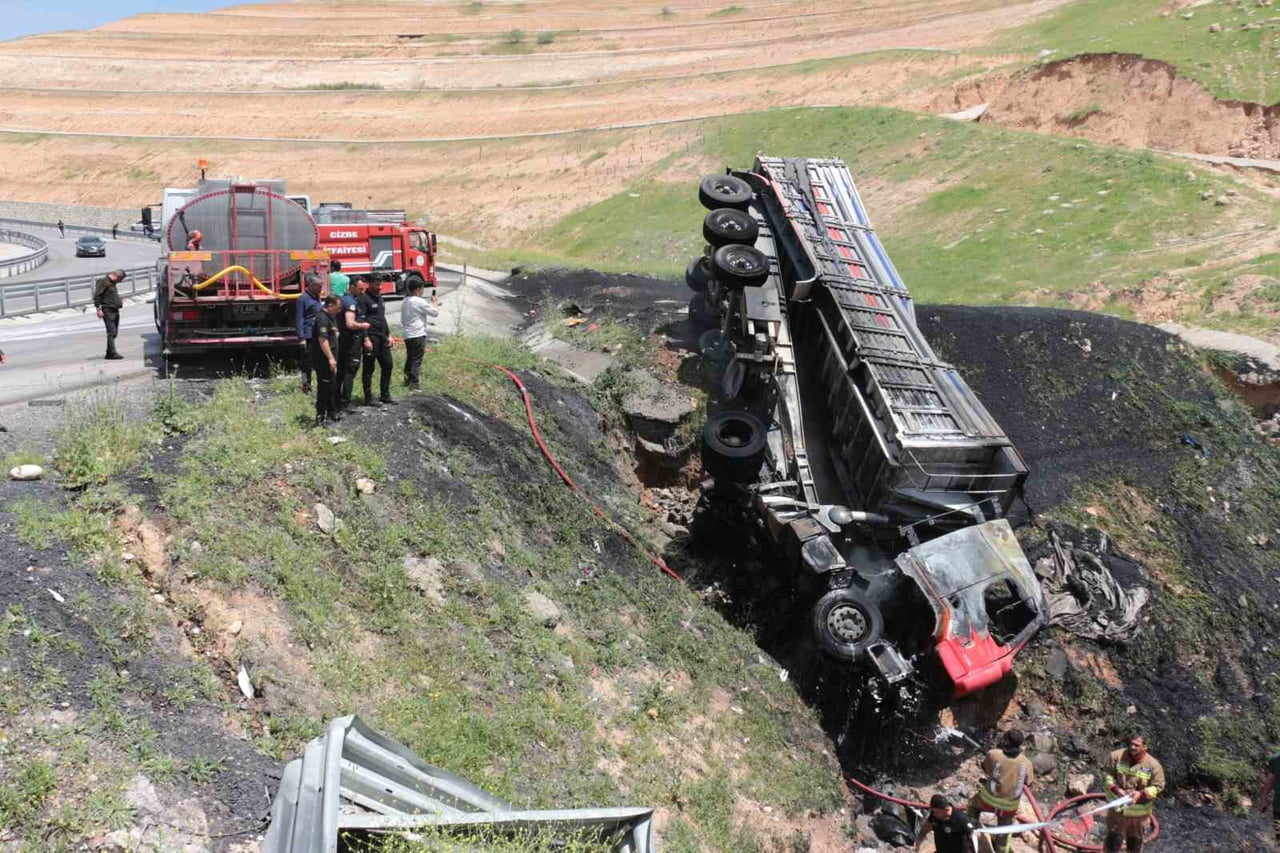 ŞIRNAK'IN CİZRE İLÇESİNDE DEVRİLEN TIRDA SIKIŞAN SÜRÜCÜ, YANARAK HAYATINI KAYBETTİ.