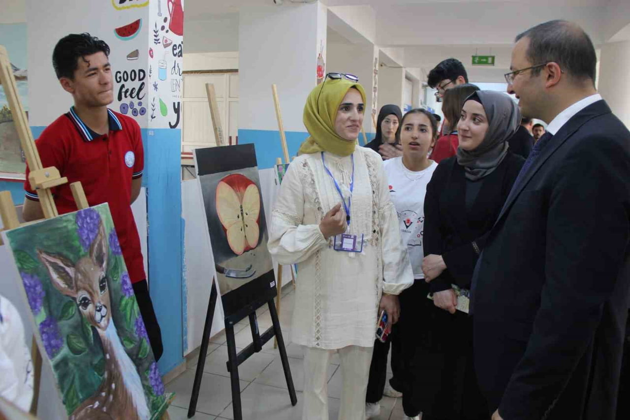ŞIRNAK’IN CİZRE İLÇESİ YUNUS EMRE ANADOLU LİSESİ BÜNYESİNDE DÜZENLENEN BİLİM FUARI, ÖĞRENCİLERİN...