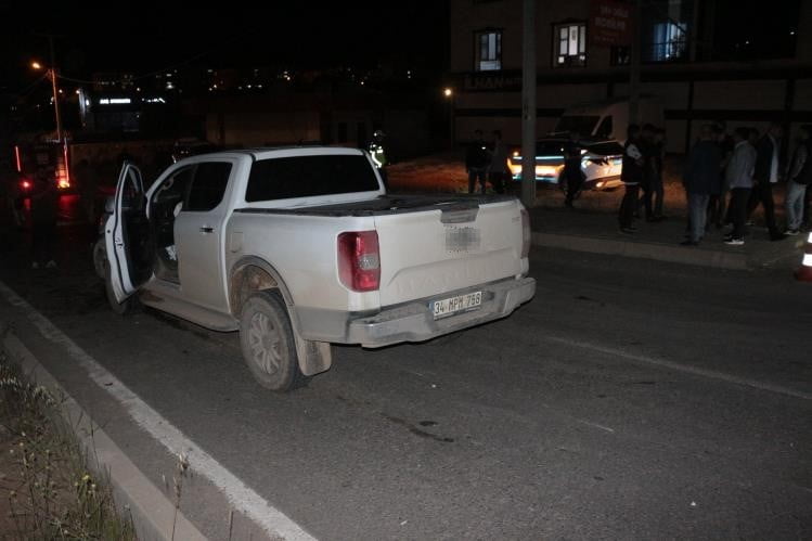 ŞIRNAK’IN CİZRE İLÇESİNDE KAMYONETİN OTOMOBİLE ARKADAN ÇARPMASI SONUCU MEYDANA GELEN TRAFİK...