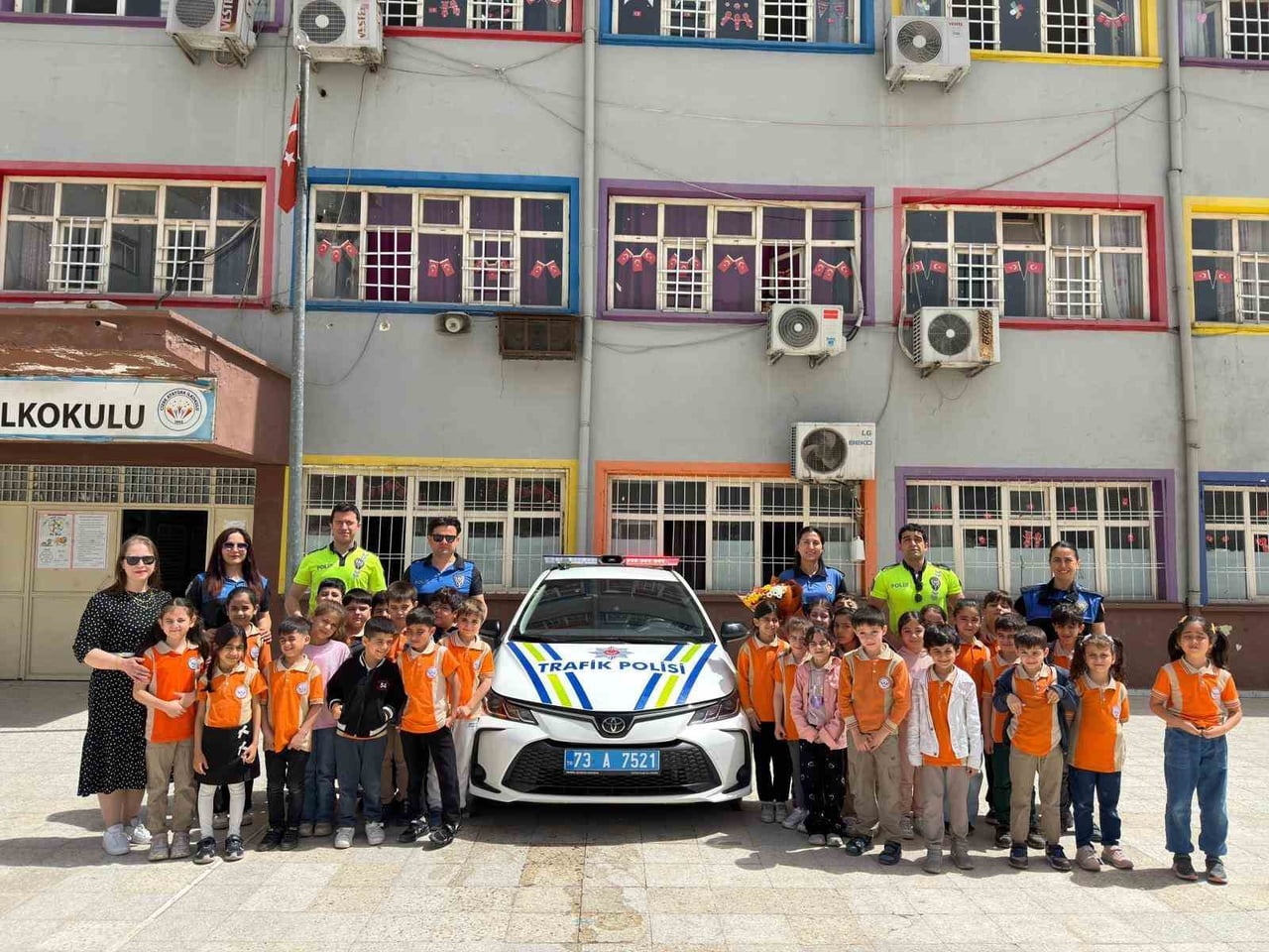 ŞIRNAK’IN CİZRE İLÇESİNDE TRAFİK HAFTASI ETKİNLİKLERİ KAPSAMINDA POLİS EKİPLERİ ANAOKULU VE...