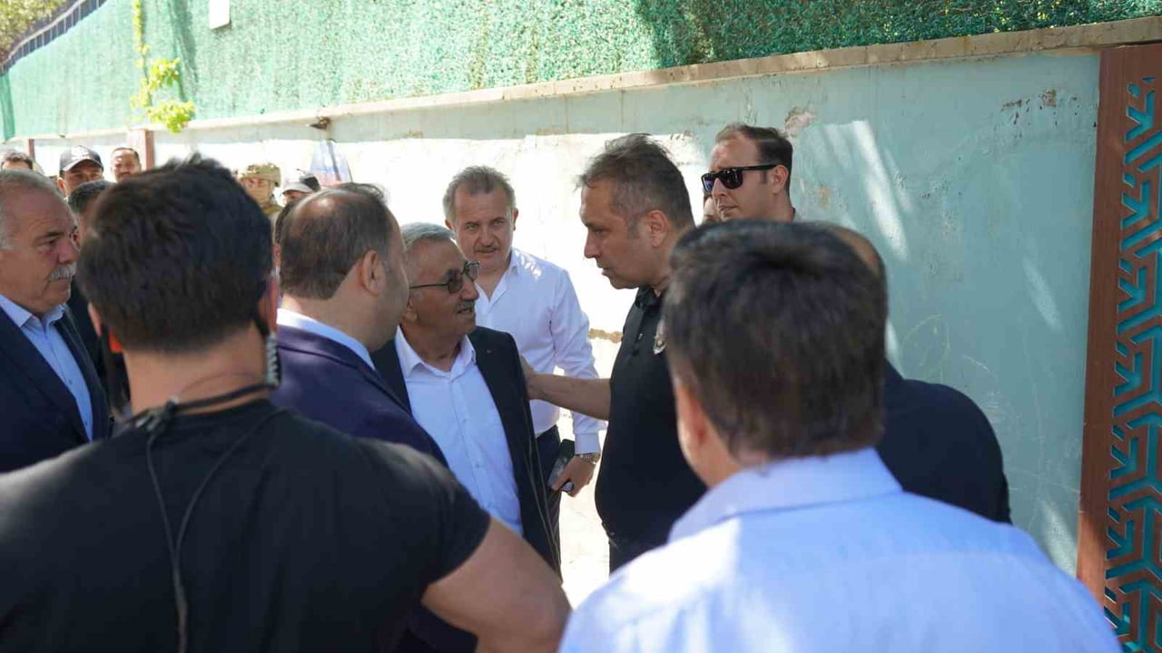 ŞIRNAK’TA İKİ AİLE ARASINDA ARAZİ ANLAŞMAZLIĞI NEDENİYLE ÇIKAN TAŞLI VE SOPALI KAVGA PANİĞE NEDEN...