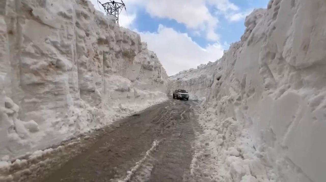 ŞIRNAK’TA KARLA MÜCADELE DEVAM EDİYOR. 7 AYDIR EKİPLER KARLA KAPLI YOLLARI AÇMAK İÇİ SEFERBER...