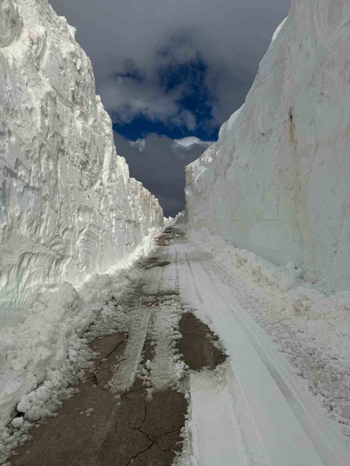 ŞIRNAK’TA KARLA MÜCADELE DEVAM EDİYOR EKİPLER KAR TÜNELLERİ AÇARAK YOL AÇIYOR. KAR KALINLIĞI...