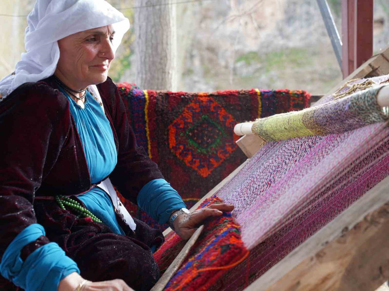 ŞIRNAK’TA SECCADE ÜRETİMİ 20 BİN LİRADAN ALICILARINI BULUYOR. YAPIMI 1 AY SÜRÜYOR.