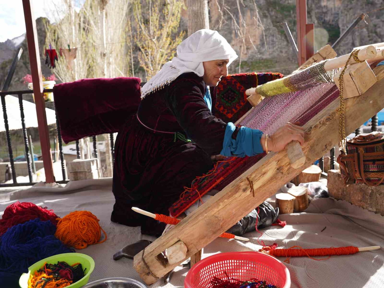ŞIRNAK’TA SECCADE ÜRETİMİ 20 BİN LİRADAN ALICILARINI BULUYOR. YAPIMI 1 AY SÜRÜYOR.