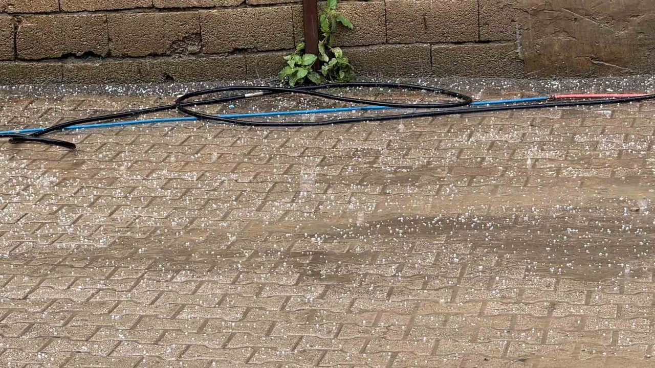 ŞIRNAK’TA ŞİDDETLİ YAĞIŞ SONRASI DOLU ETKİLİ OLDU. BİLYE BÜYÜKLÜĞÜNDEKİ DOLU YAĞIŞI HER YERİ...