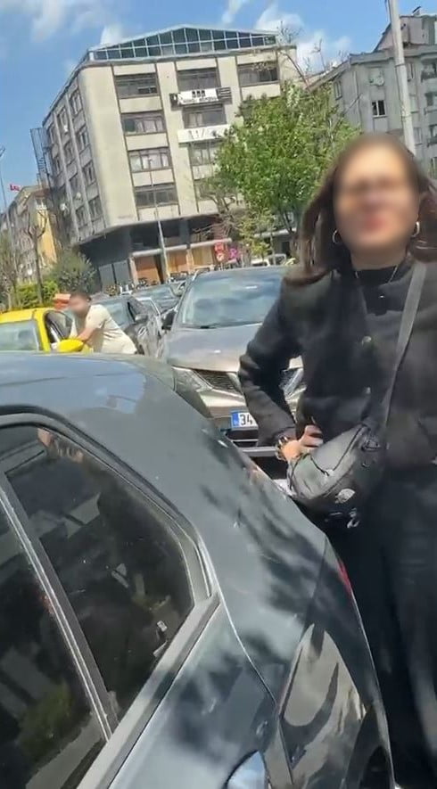 ŞİŞLİ'DE PARK YERİ KAVGASI TRAFİĞİ FELÇ ETTİ